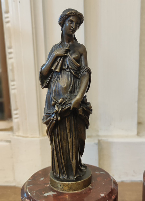Coppia di statue in bronzo raffiguranti donne nell'antichità  