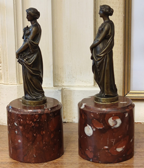 Coppia di statue in bronzo raffiguranti donne nell'antichità  