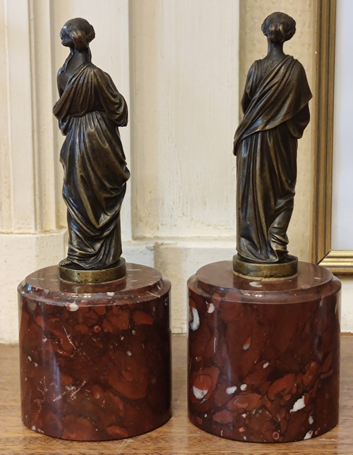 Coppia di statue in bronzo raffiguranti donne nell'antichità  