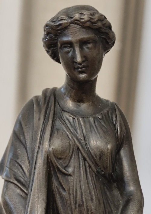 Coppia di statue in bronzo raffiguranti donne nell'antichità  