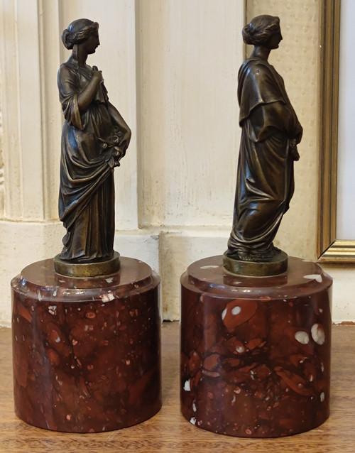 Coppia di statue in bronzo raffiguranti donne nell'antichità  