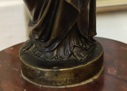 Coppia di statue in bronzo raffiguranti donne nell'antichità  