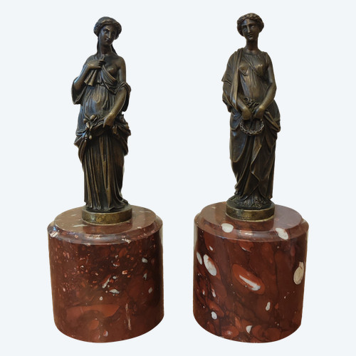 Coppia di statue in bronzo raffiguranti donne nell'antichità  