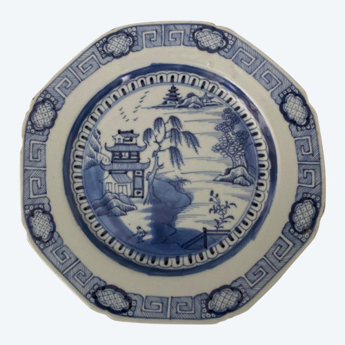 Assiette octogonale bleu et blanc Chine XIXe décor de pagode