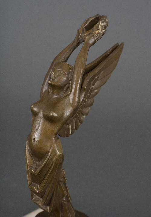 Mascotte La Gloire di H. Molins 1930 bronzo con base in marmo a patina marrone