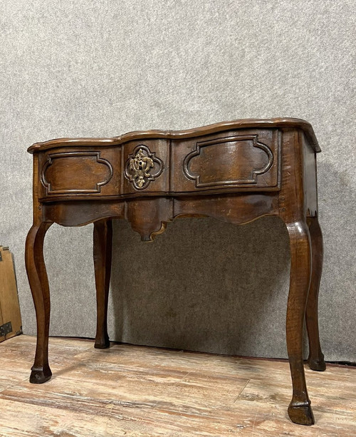 Lyonnaise game console from the Louis XV period with crossbow facade circa 1750