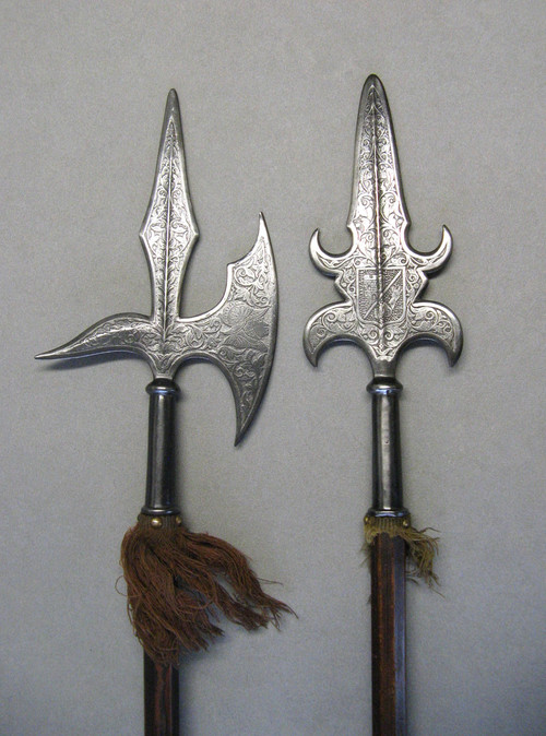 Pertuisane und gegenüberliegende Hellebarde Viollet Le Duc aus der Zeit des 19. Jahrhunderts.