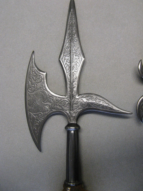 Pertuisane und gegenüberliegende Hellebarde Viollet Le Duc aus der Zeit des 19. Jahrhunderts.