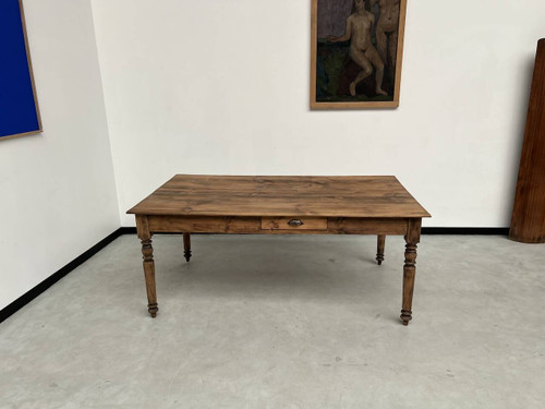 Table de ferme ancienne des années 50, à 3 tiroirs et aux pieds tournés