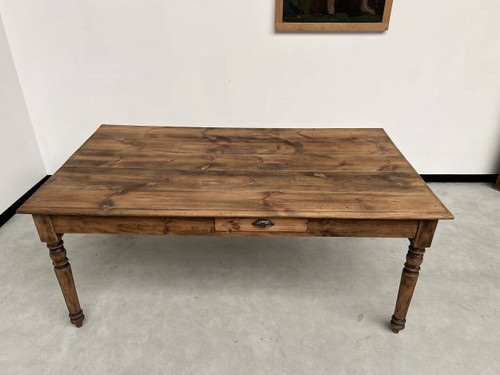 Table de ferme ancienne des années 50, à 3 tiroirs et aux pieds tournés