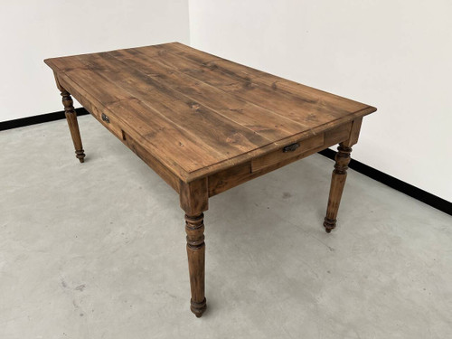 Table de ferme ancienne des années 50, à 3 tiroirs et aux pieds tournés