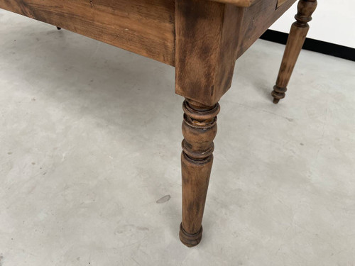 Table de ferme ancienne des années 50, à 3 tiroirs et aux pieds tournés