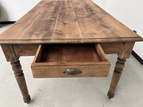 Table de ferme ancienne des années 50, à 3 tiroirs et aux pieds tournés
