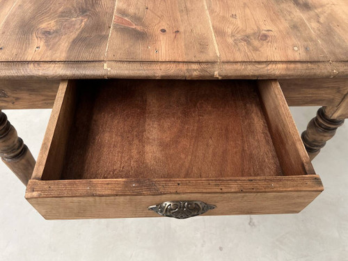 Table de ferme ancienne des années 50, à 3 tiroirs et aux pieds tournés