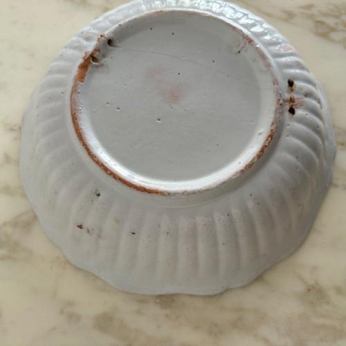 18th century Nevers earthenware salad bowl with gadrooned dog decoration