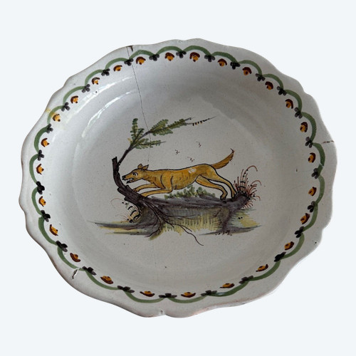18th century Nevers earthenware salad bowl with gadrooned dog decoration