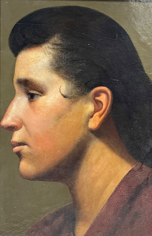 Portrait de profil d’une jeune femme