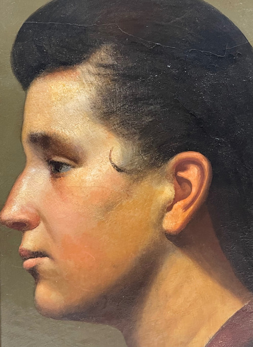 Portrait de profil d’une jeune femme