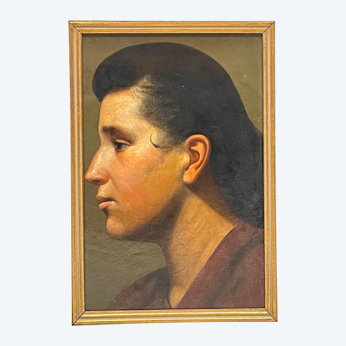Portrait de profil d’une jeune femme