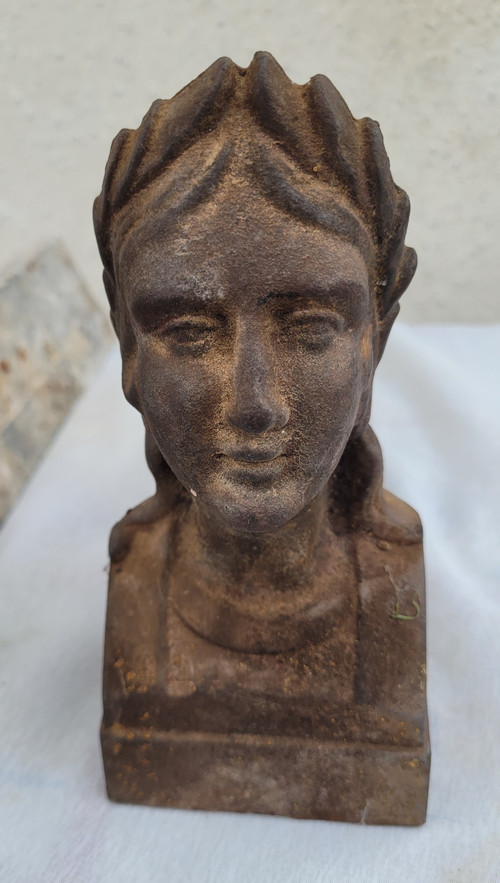 Coppia di alari da camino, busto di donna identificato nel XIX secolo