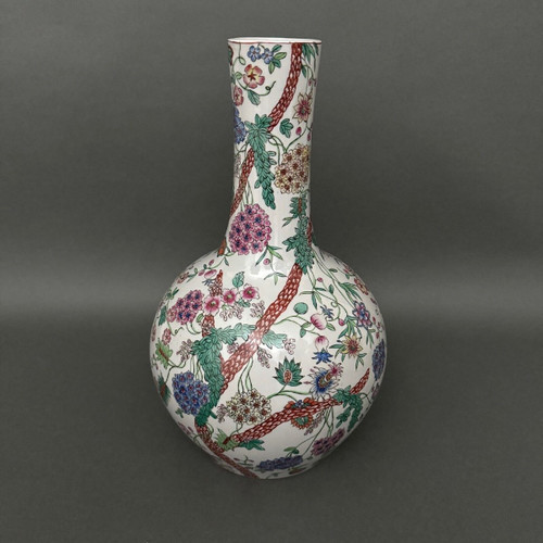Vase européen dans le goût chinois décor végétal forme gourde début XXe
