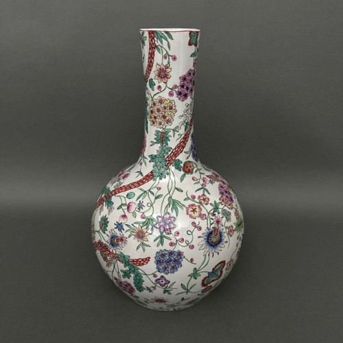 Vase européen dans le goût chinois décor végétal forme gourde début XXe