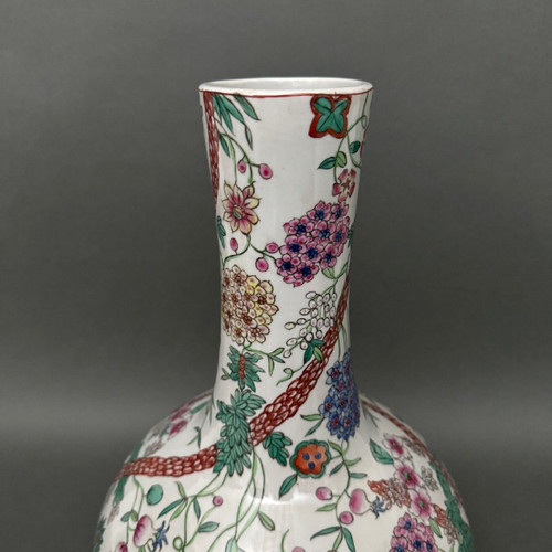 Vase européen dans le goût chinois décor végétal forme gourde début XXe
