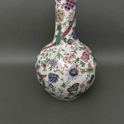Vase européen dans le goût chinois décor végétal forme gourde début XXe