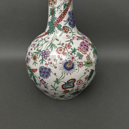 Vase européen dans le goût chinois décor végétal forme gourde début XXe