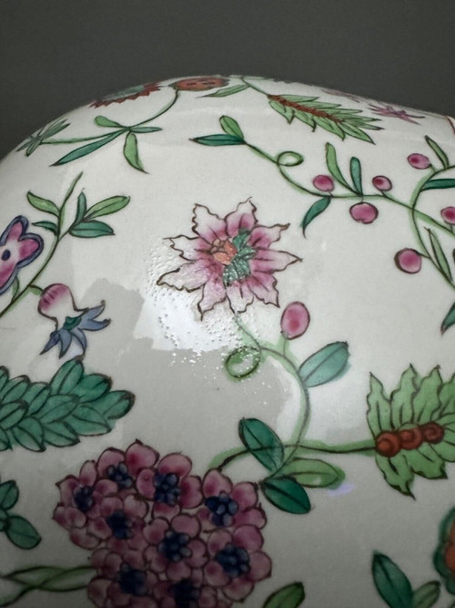 Vase européen dans le goût chinois décor végétal forme gourde début XXe