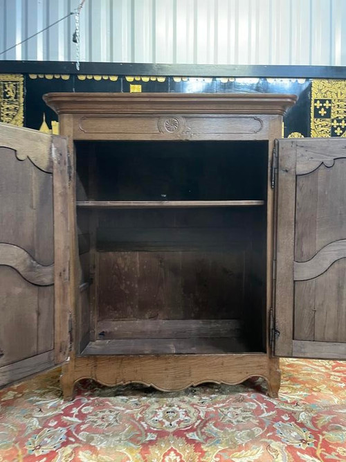 Niedriger Schrank aus der Zeit Louis XV aus massiver Eiche
