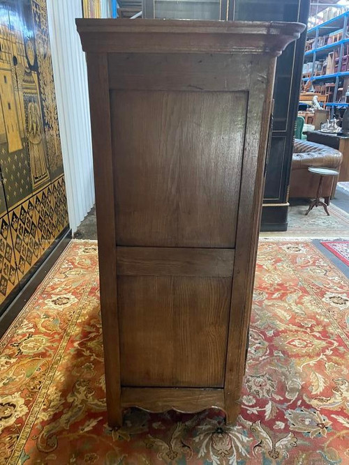 Niedriger Schrank aus der Zeit Louis XV aus massiver Eiche