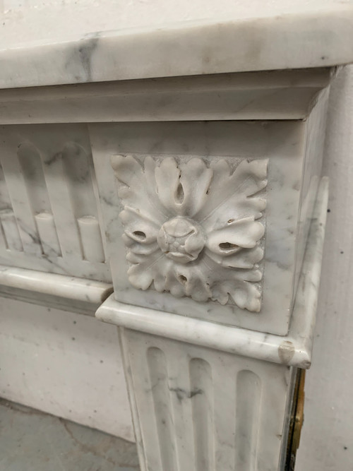 Cheminée De Style Louis XVI En Marbre Blanc Veiné De Carrare XIX Siècle