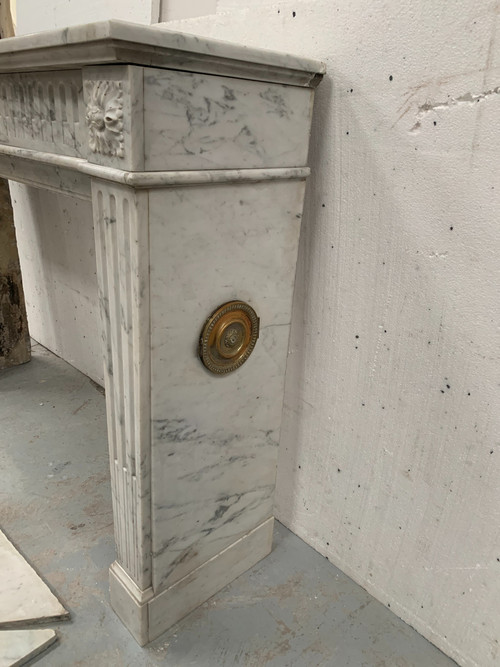 Cheminée De Style Louis XVI En Marbre Blanc Veiné De Carrare XIX Siècle