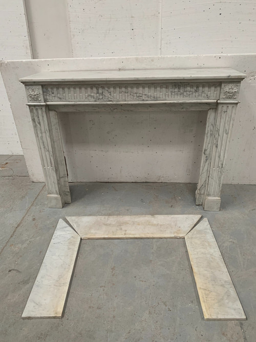 Cheminée De Style Louis XVI En Marbre Blanc Veiné De Carrare XIX Siècle
