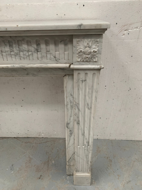 Cheminée De Style Louis XVI En Marbre Blanc Veiné De Carrare XIX Siècle