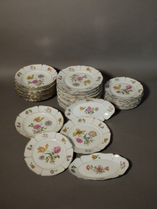 Service en porcelaine par la manufacture Lourioux à Foëcy 