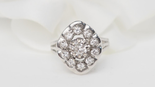 Anello con contorno in oro bianco e diamanti