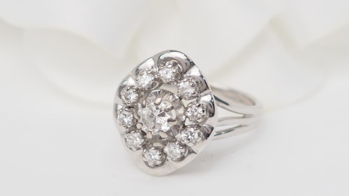 Anello con contorno in oro bianco e diamanti