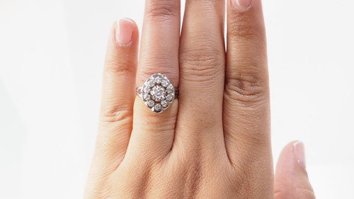 Anello con contorno in oro bianco e diamanti