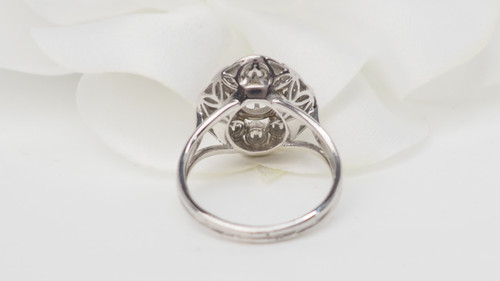 Anello con contorno in oro bianco e diamanti