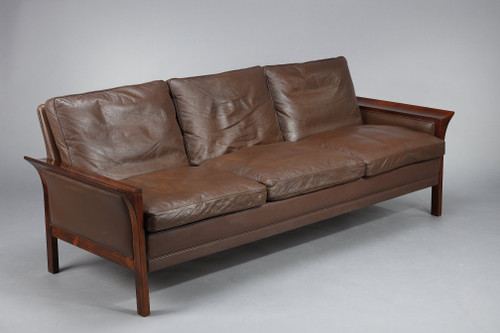 Mobilier de salon en palissandre composé d'un canapé et d'une paire de fauteuils en cuir