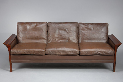 Mobilier de salon en palissandre composé d'un canapé et d'une paire de fauteuils en cuir