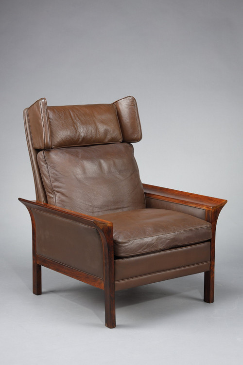 Mobilier de salon en palissandre composé d'un canapé et d'une paire de fauteuils en cuir