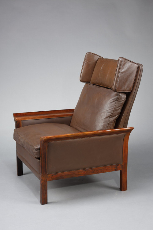 Mobilier de salon en palissandre composé d'un canapé et d'une paire de fauteuils en cuir