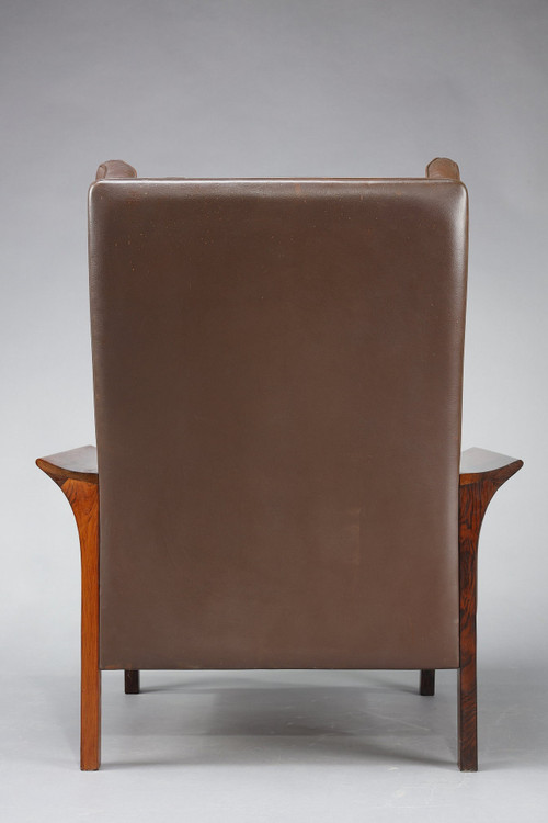 Mobilier de salon en palissandre composé d'un canapé et d'une paire de fauteuils en cuir