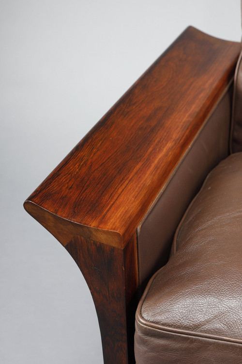 Mobilier de salon en palissandre composé d'un canapé et d'une paire de fauteuils en cuir