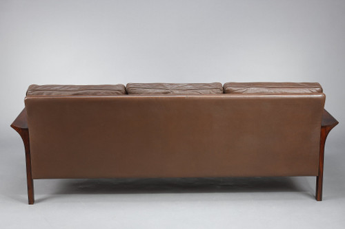 Mobilier de salon en palissandre composé d'un canapé et d'une paire de fauteuils en cuir