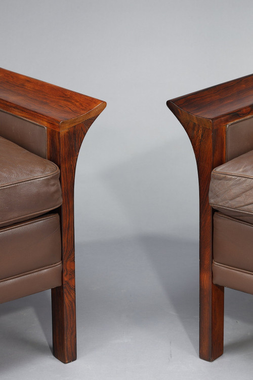Mobilier de salon en palissandre composé d'un canapé et d'une paire de fauteuils en cuir