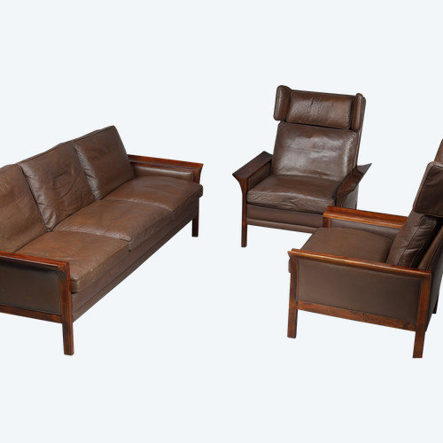 Mobilier de salon en palissandre composé d'un canapé et d'une paire de fauteuils en cuir